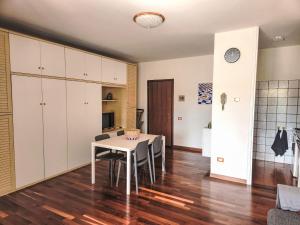 Una cocina y un comedor con mesa y sillas. en Studio By the lake by Interhome, en Lesa 9 fotos más