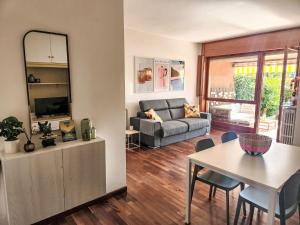 una sala de estar con una mesa y un sofá en Studio By the lake by Interhome, en Lesa