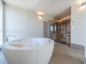 Ένα μπάνιο στο Holiday Home Relais San Desiderio by Interhome