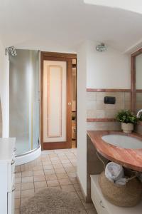 a bathroom with a sink and a bath tub at Il nido di Cate in Fossano +8 photos