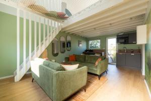 een woonkamer met twee banken en een trap bij OIQIA • Air Nomad • Vancouver in Valenciennes