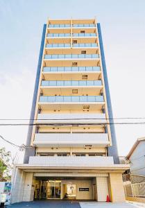 un grand immeuble d'appartements avec un grand bâtiment dans l'établissement Namba 4min Umeda Kansai Airport Direct Stay New Open, à Osaka 28 autres photos