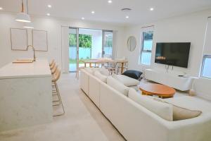 Μια τηλεόραση ή/και κέντρο ψυχαγωγίας στο Luxury Home in the Heart of Western Sydney