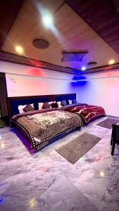 Postel nebo postele na pokoji v ubytování New Hotel Mahadev