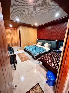 Katil atau katil-katil dalam bilik di New Hotel Mahadev