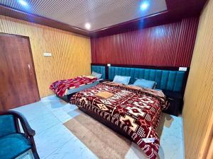 Katil atau katil-katil dalam bilik di New Hotel Mahadev