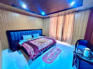 Katil atau katil-katil dalam bilik di New Hotel Mahadev