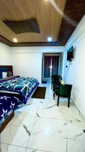 Katil atau katil-katil dalam bilik di New Hotel Mahadev