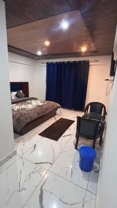 Katil atau katil-katil dalam bilik di New Hotel Mahadev