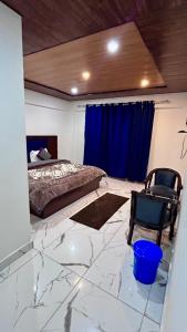 Katil atau katil-katil dalam bilik di New Hotel Mahadev