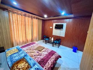 Katil atau katil-katil dalam bilik di New Hotel Mahadev