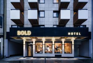 um edifício de hotel com uma placa que lê hotel em Bold Hotel München Zentrum em Munique