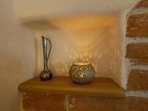 a statue and a vase sitting on a shelf at Ferienwohnung SchlossGarten in Torgau