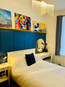 Postel nebo postele na pokoji v ubytování Central, Modern Apartment - Private Terrace - Dog Friendly + 12 fotografií