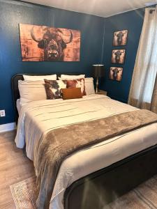 Postel nebo postele na pokoji v ubytování Buffalo & Bourbon-1 Bed1 Bath Private Condo