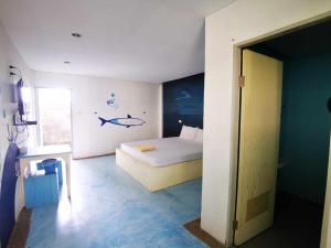 a bedroom with a bed and a fish on the wall at โรงแรมฟอร์เลิฟ รังสิต in Ban Khlong Kao (6)