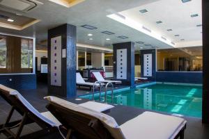 Басейн в Royal Paradise Beach Resort & Spa або поблизу