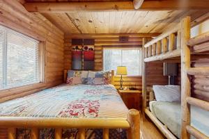 Ένα ή περισσότερα κρεβάτια σε δωμάτιο στο Leavenworth Cozy Cabin
