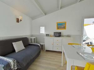 Gallery image of Maison cosy avec mezzanine, piscine chauffée, proche mer - 4 couchages - parking privatif - FR-1-224A-1 in Brétignolles-sur-Mer