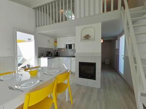 Gallery image of Maison cosy avec mezzanine, piscine chauffée, proche mer - 4 couchages - parking privatif - FR-1-224A-1 in Brétignolles-sur-Mer