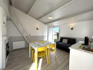 Gallery image of Maison cosy avec mezzanine, piscine chauffée, proche mer - 4 couchages - parking privatif - FR-1-224A-1 in Brétignolles-sur-Mer