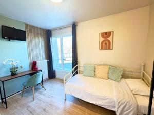 Кровать или кровати в номере L'Escale Appartements et Suites en bord de Mer