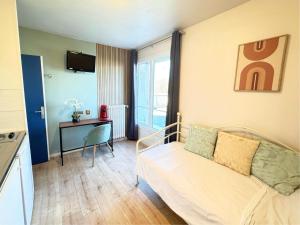 Телевизор и/или развлекательный центр в L'Escale Appartements et Suites en bord de Mer