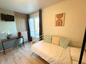 Кровать или кровати в номере L'Escale Appartements et Suites en bord de Mer