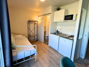 Кухня или мини-кухня в L'Escale Appartements et Suites en bord de Mer
