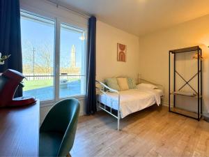 Кровать или кровати в номере L'Escale Appartements et Suites en bord de Mer