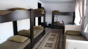 Postel nebo postele na pokoji v ubytování Apple Hostel Bishkek