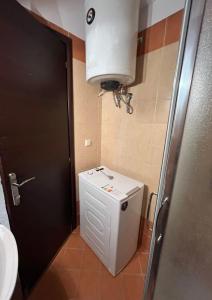 y baño con lavabo, lavadora y secadora. en Melas Sweet Home, en Sivota