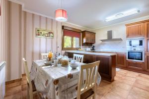 Η κουζίνα ή μικρή κουζίνα στο Bakio Country House by Next Stop Bilbao