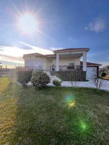 Afbeelding uit fotogalerij van Charming Countryside Villa with Garden & Terrace near Skadar Lake in Berislavci