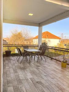 Afbeelding uit fotogalerij van Charming Countryside Villa with Garden & Terrace near Skadar Lake in Berislavci