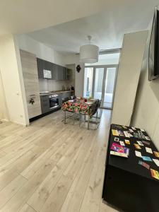 un soggiorno con un tavolo e una cucina di Apartment -B by Homes in Ancona ad Ancona