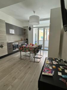 un soggiorno con un tavolo e una cucina di Apartment -B by Homes in Ancona ad Ancona