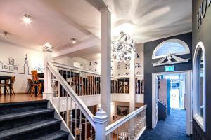 schody w domu z żyrandolem w obiekcie Hotel Nes Amsterdam w Amsterdamie +48 zdjęć
