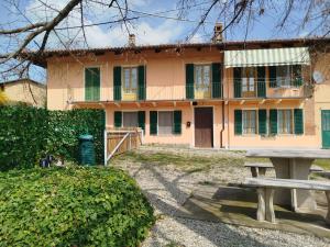 a house with a picnic table in front of it at Aria Pura in Monforte dʼAlba