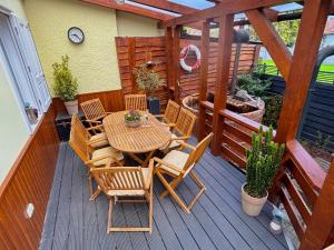 Patio alebo iná vonkajšia časť ubytovania Péter Dock Boutique Villa Keszthely