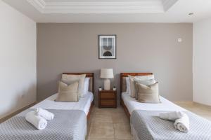 two beds sitting next to each other in a room at Appartement 4 pièces à Bir Mourad in Birmandreis