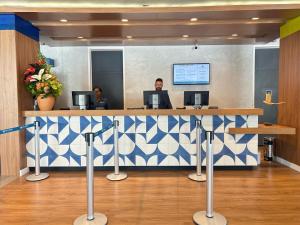 two people sitting at a counter in an office at Celi Connect Hotel Orla Aracaju in Aracaju +104 photos