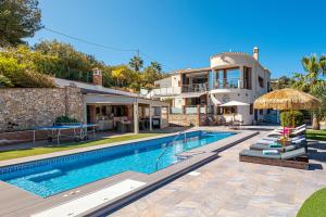 Piscina de la sau aproape de Exceptional Costa del Sol Villa Apartment MIRA SIERRA for 4 Heated pool Amazing views & quality