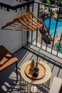 Sunway Onsen Signature Themepark Suites with Hotspring by IWH Suites内部或周边的泳池