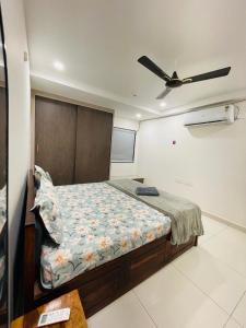 Ένα ή περισσότερα κρεβάτια σε δωμάτιο στο Noah Suits-2BHK NearUSCONSULATE +7 φωτογραφίες