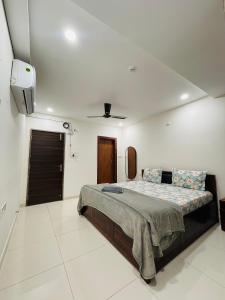 Ένα ή περισσότερα κρεβάτια σε δωμάτιο στο Noah Suits-2BHK NearUSCONSULATE