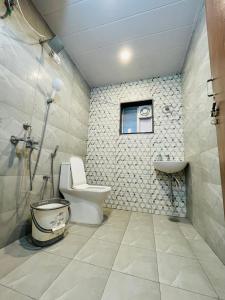 Ένα μπάνιο στο Noah Suits-2BHK NearUSCONSULATE