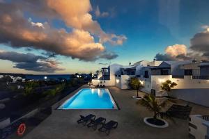 a view of a swimming pool in a villa at Relájate en planta alta - Playa B in Playa Blanca