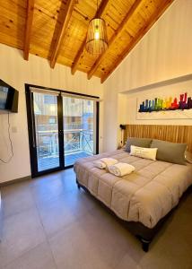 Un dormitorio con una cama grande con techo. en Monoambiente 203B - Excelente ubicacion, en San Martín de los Andes