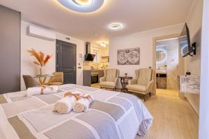 纳夫普利翁Nafplia Castle的一间卧室，有两张床，床上有毛巾